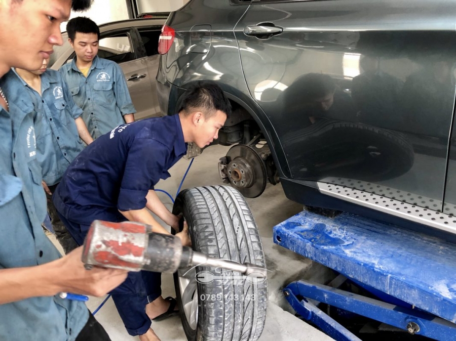 Thay thế phụ tùng tại garage